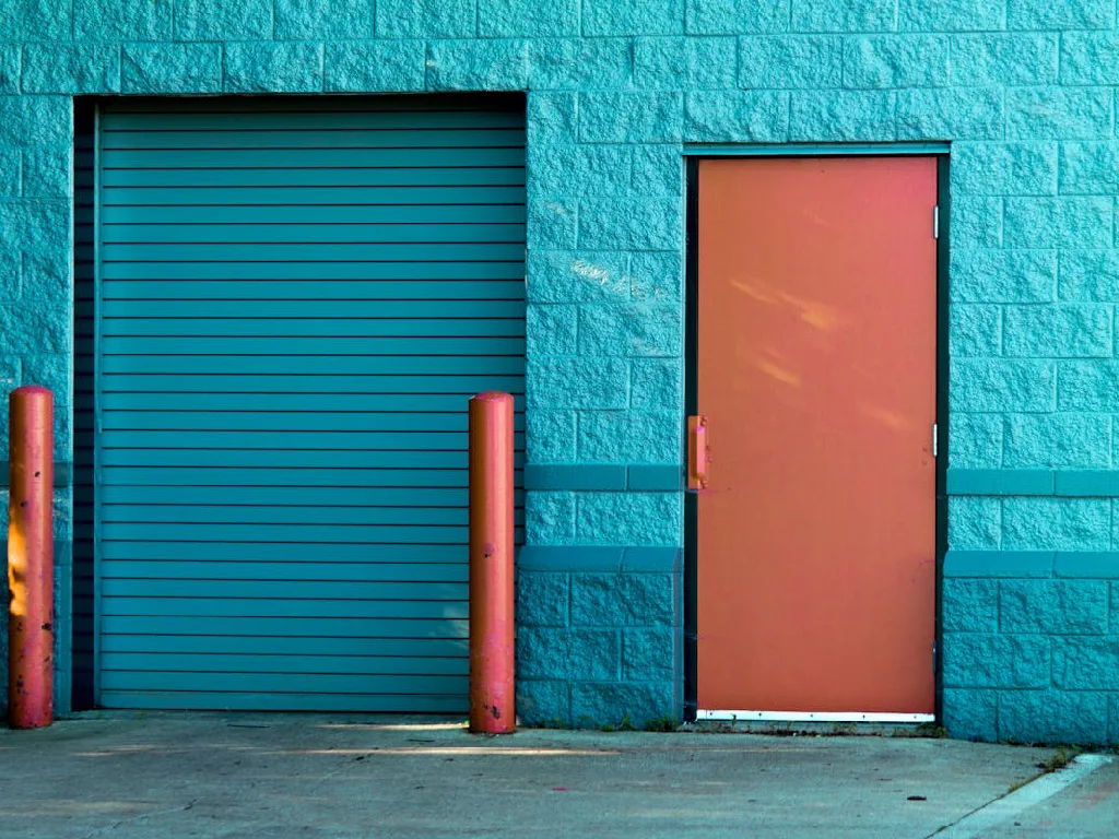 blur-shutter-and-red-door