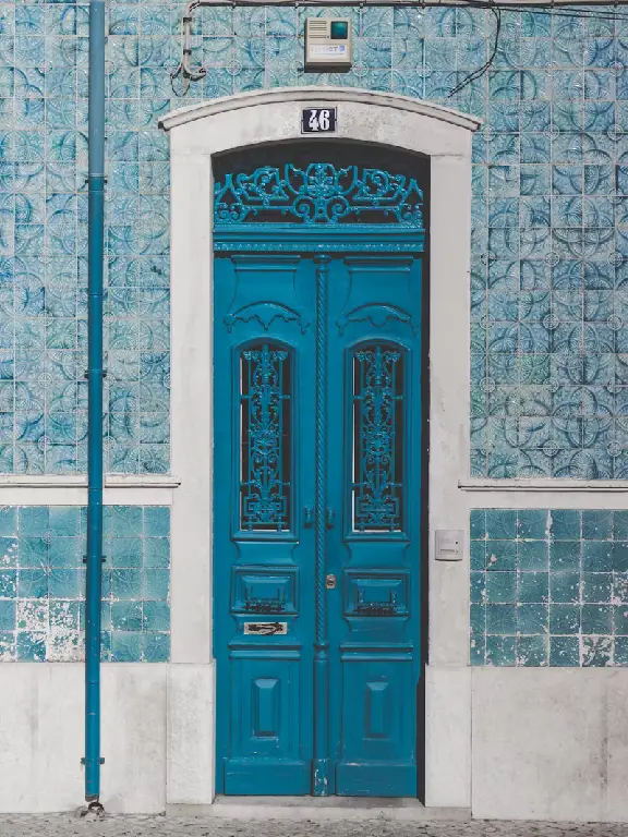 royal-blue-door